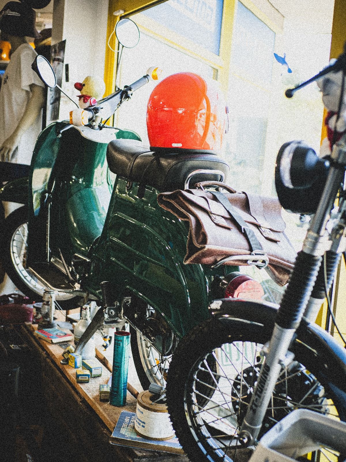 Reihe historischer Simson-Mopeds im Verkaufsraum
